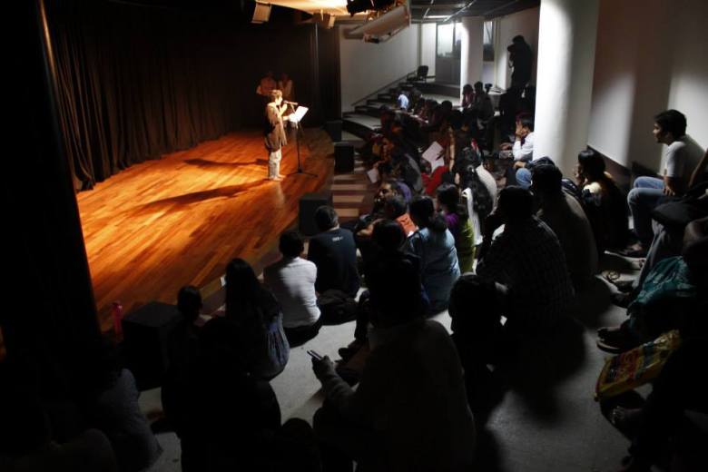 Mamta Sagar recites her Kannada translation of the poem 'Ċomb' / 'Lead' (on the bombardment of Gaza in January 2009), during 'Kaavya Sanje', an evening of poetry at the Ramgoli Metro Art Centre, Bangalore, India, 15.8.2013.