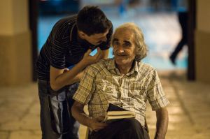 Biagio Lieti shares a word with Livio Sossi, one of the authors invited to the festival <em>Parlate di luce. <br /></em>Photo © Dino Maglie 